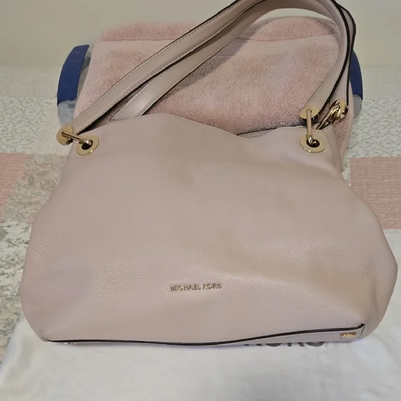 Michael Kors Soft Pebbled Leather Blush Shoulder Bag - Picture 2 of 16